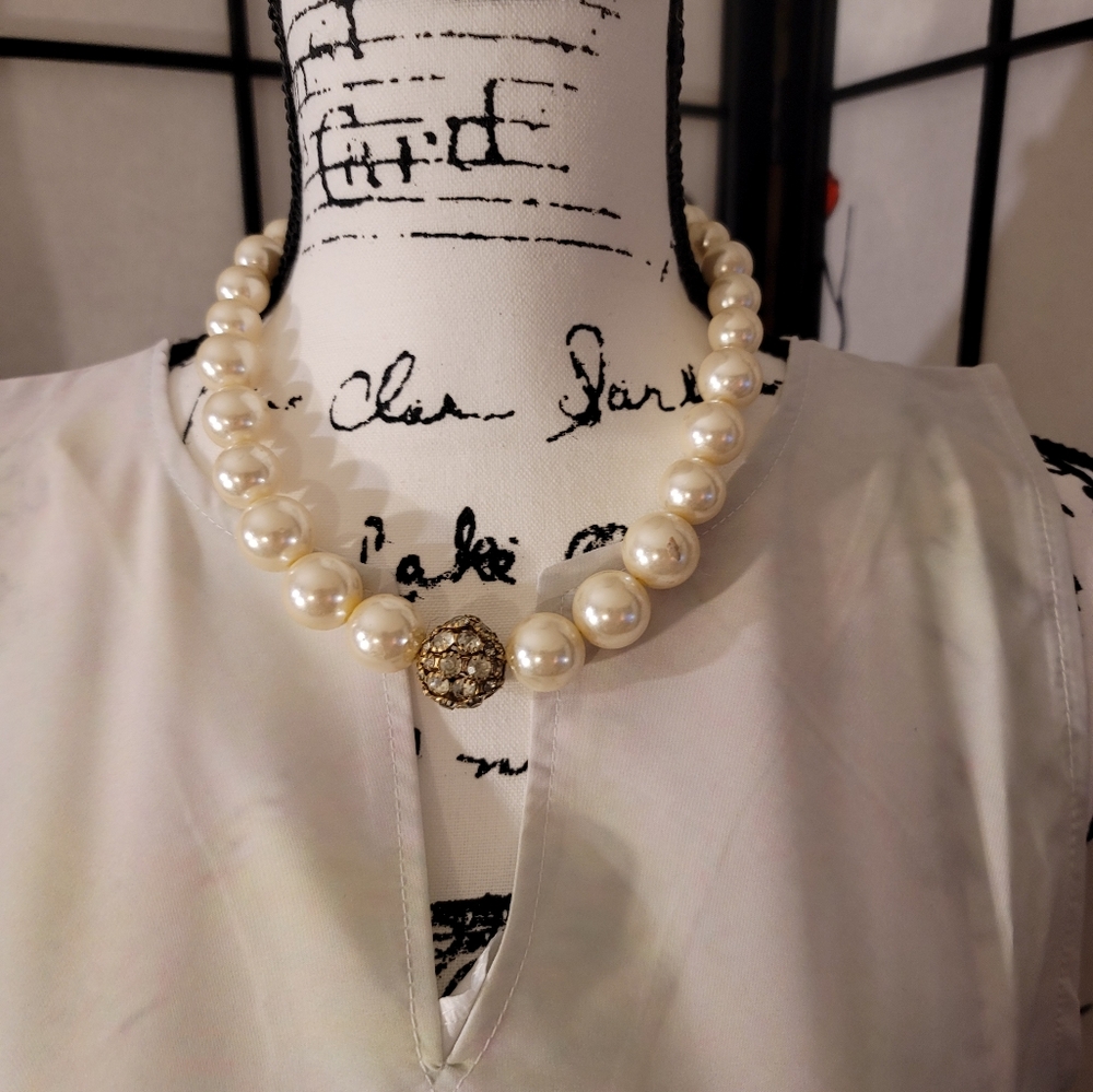 VINTAGE OLD FASHIONED 1985 LADIES FAUX PEARLS WITH JEWELED BALL - Picture 3 of 9